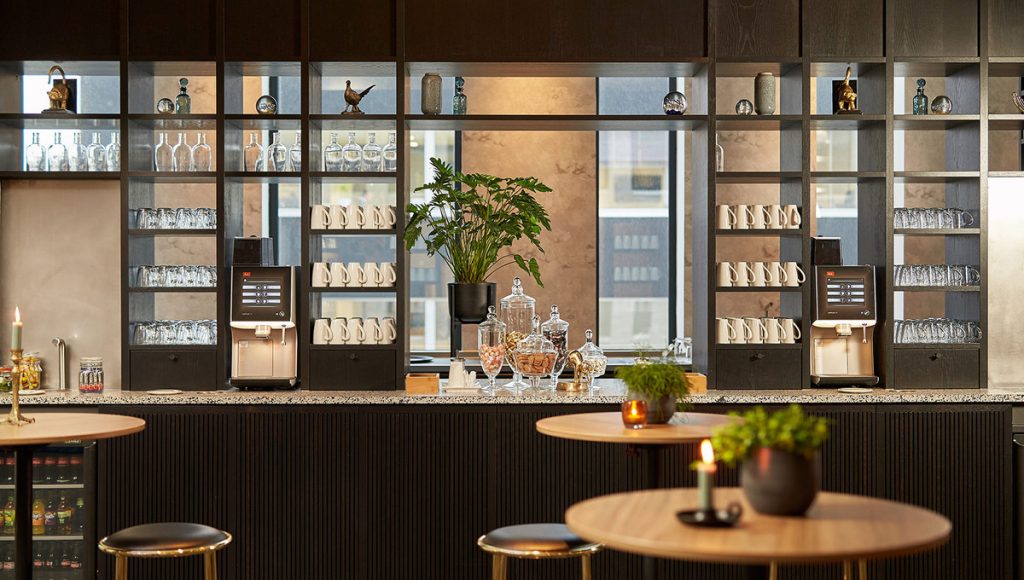 Luxe vergaderruimte Amsterdam Zuid met uitzicht over de Amstel in Van der Valk Hotel, voorzien van moderne faciliteiten
