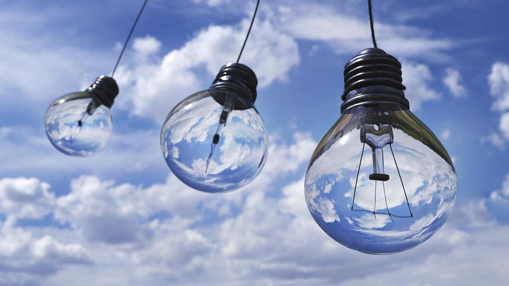 Illustratie van stroomstoring in Emmen met donkere huizen en noodverlichting, toont impact op woningen