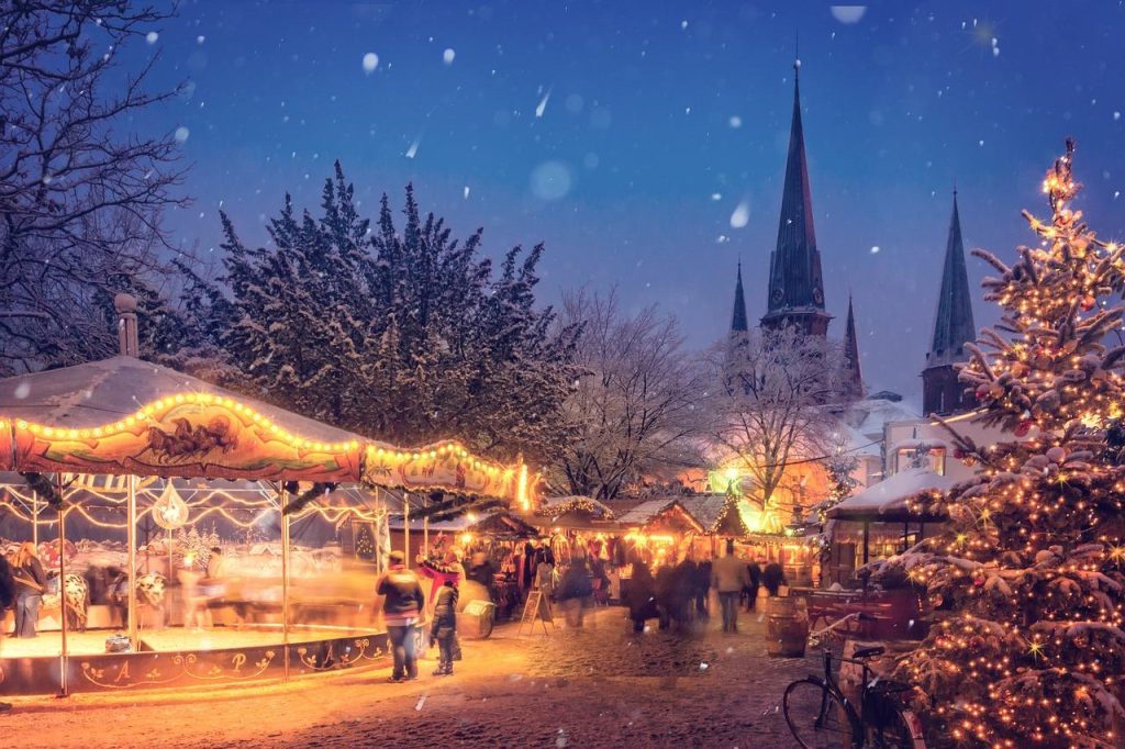 Drukke Rommelmarkt Venlo met kleurrijke kraampjes vol vintage kleding, antieke meubels en handgemaakte producten